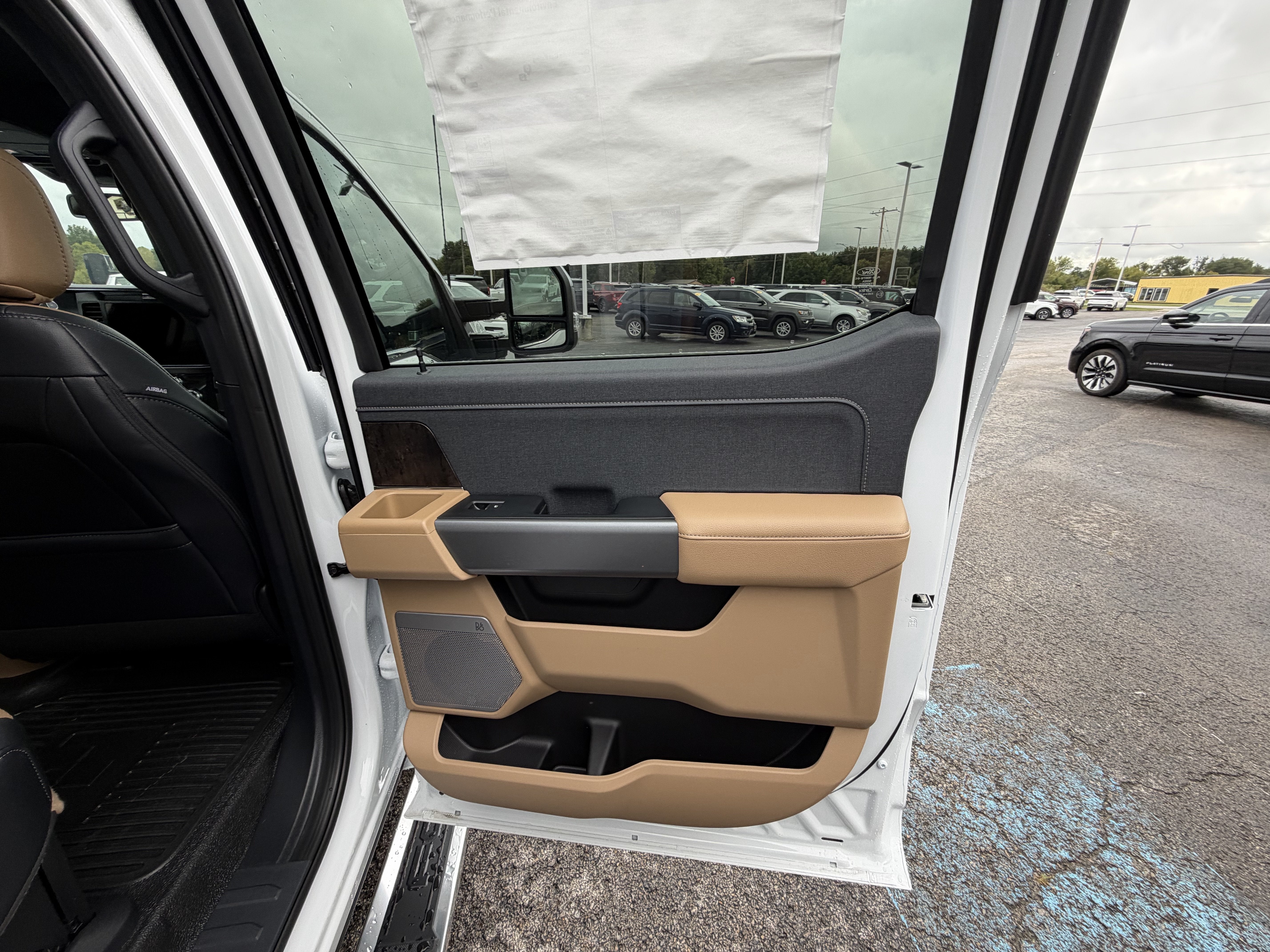 2027 Ford Super Duty F-350 SRW F-350® Lariat®