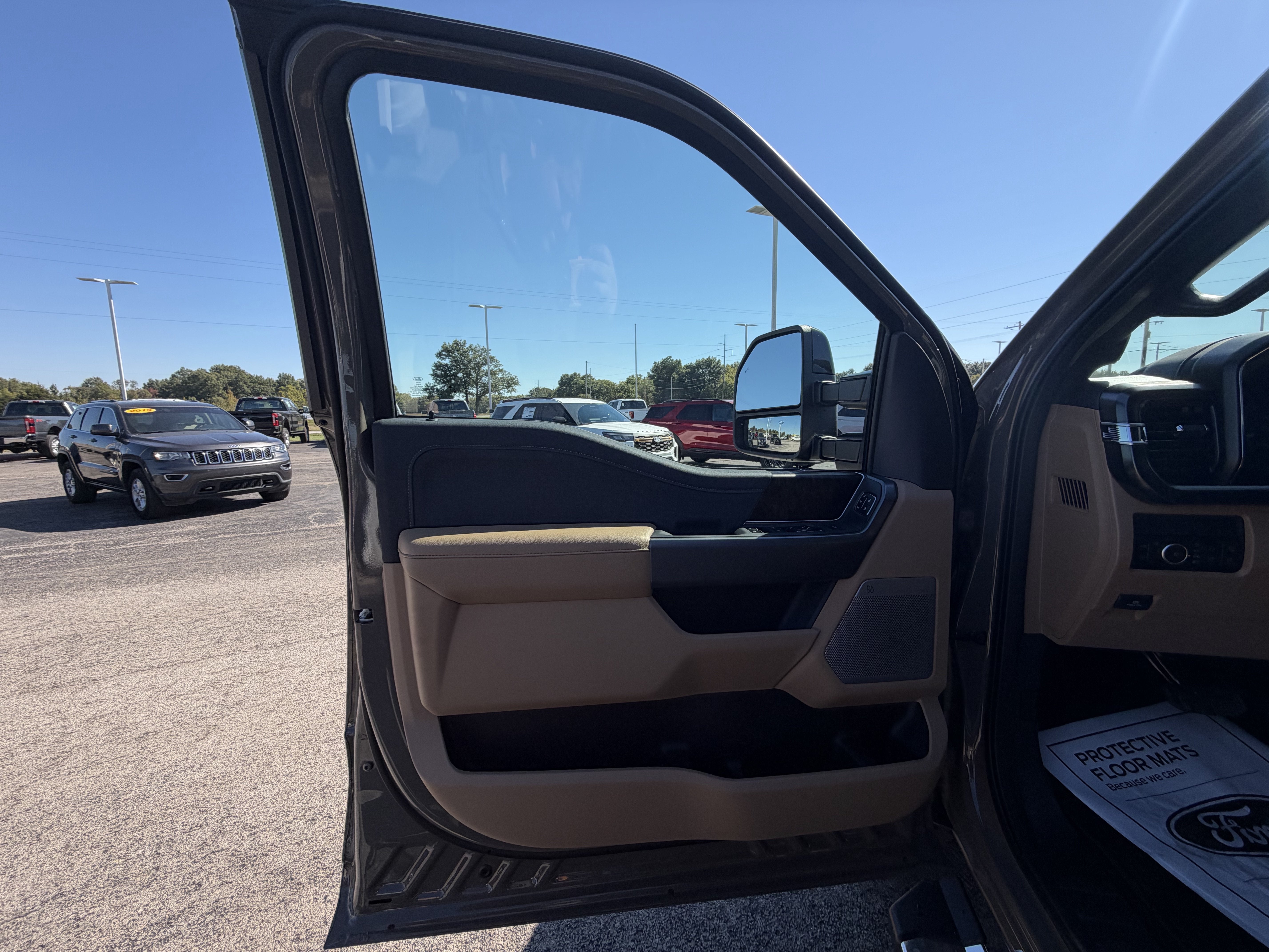 2027 Ford Super Duty F-350 SRW F-350® Lariat®