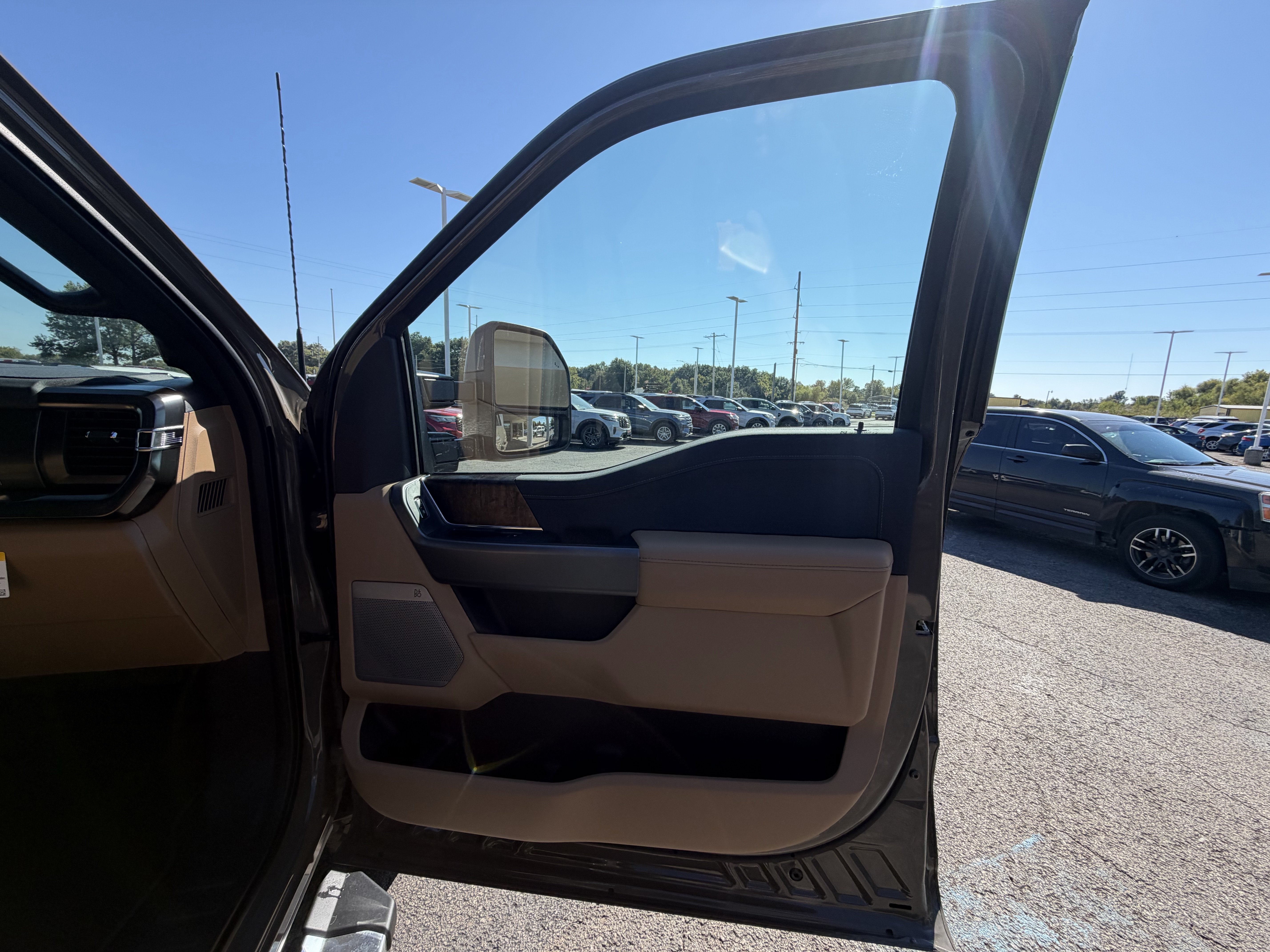 2027 Ford Super Duty F-350 SRW F-350® Lariat®