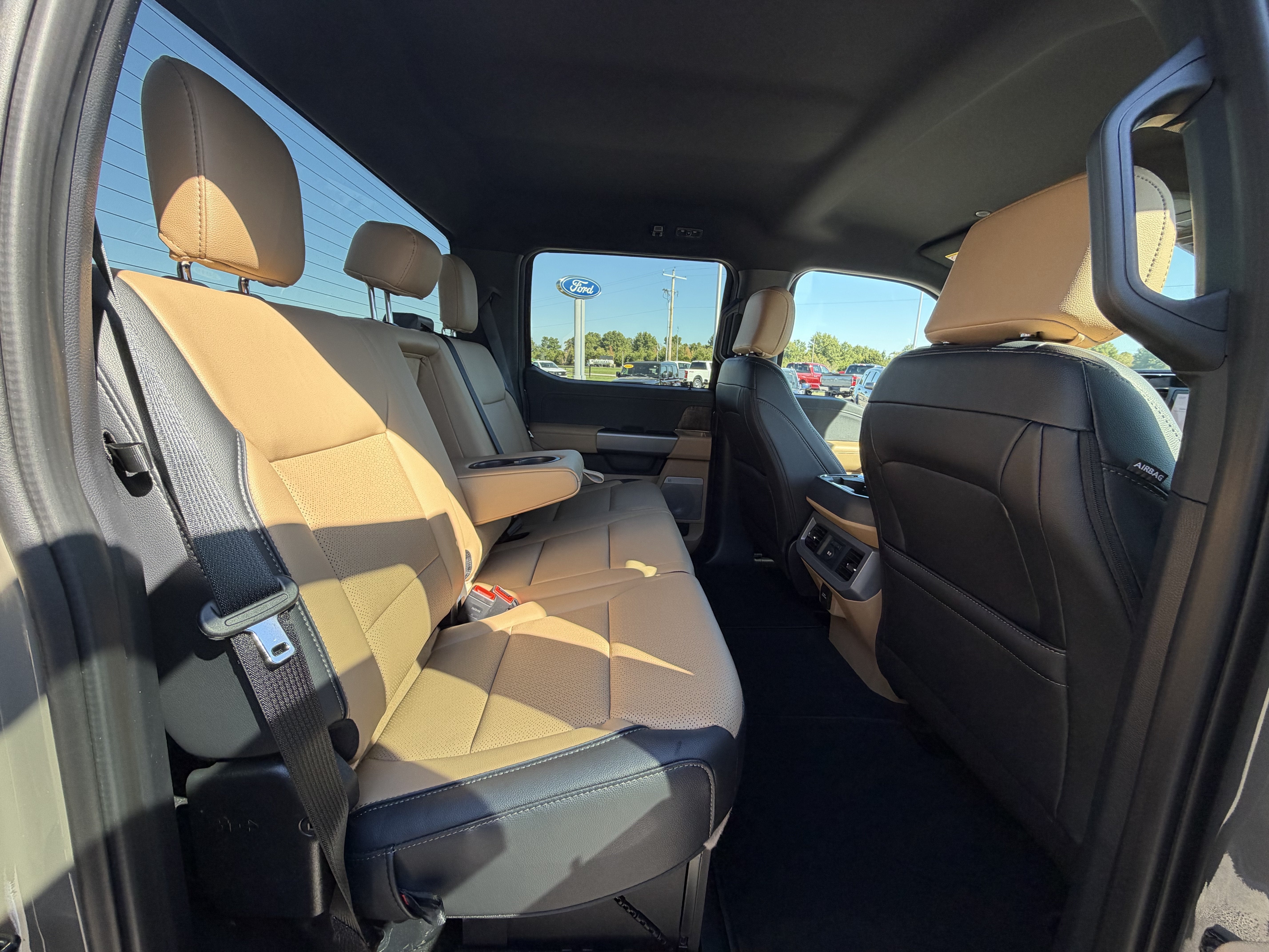 2027 Ford Super Duty F-350 SRW F-350® Lariat®