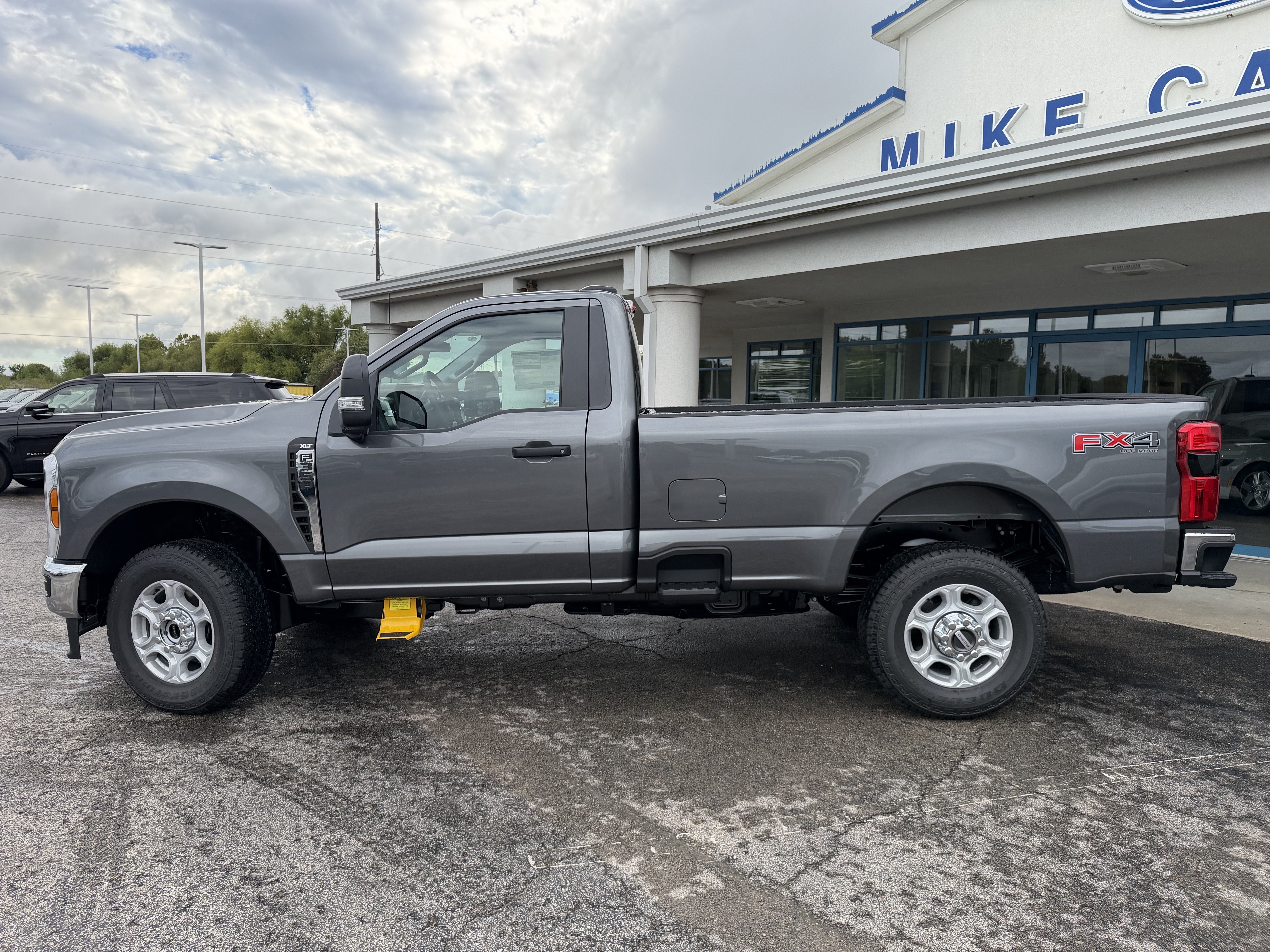 2027 Ford Super Duty F-350 SRW F-350® XLT