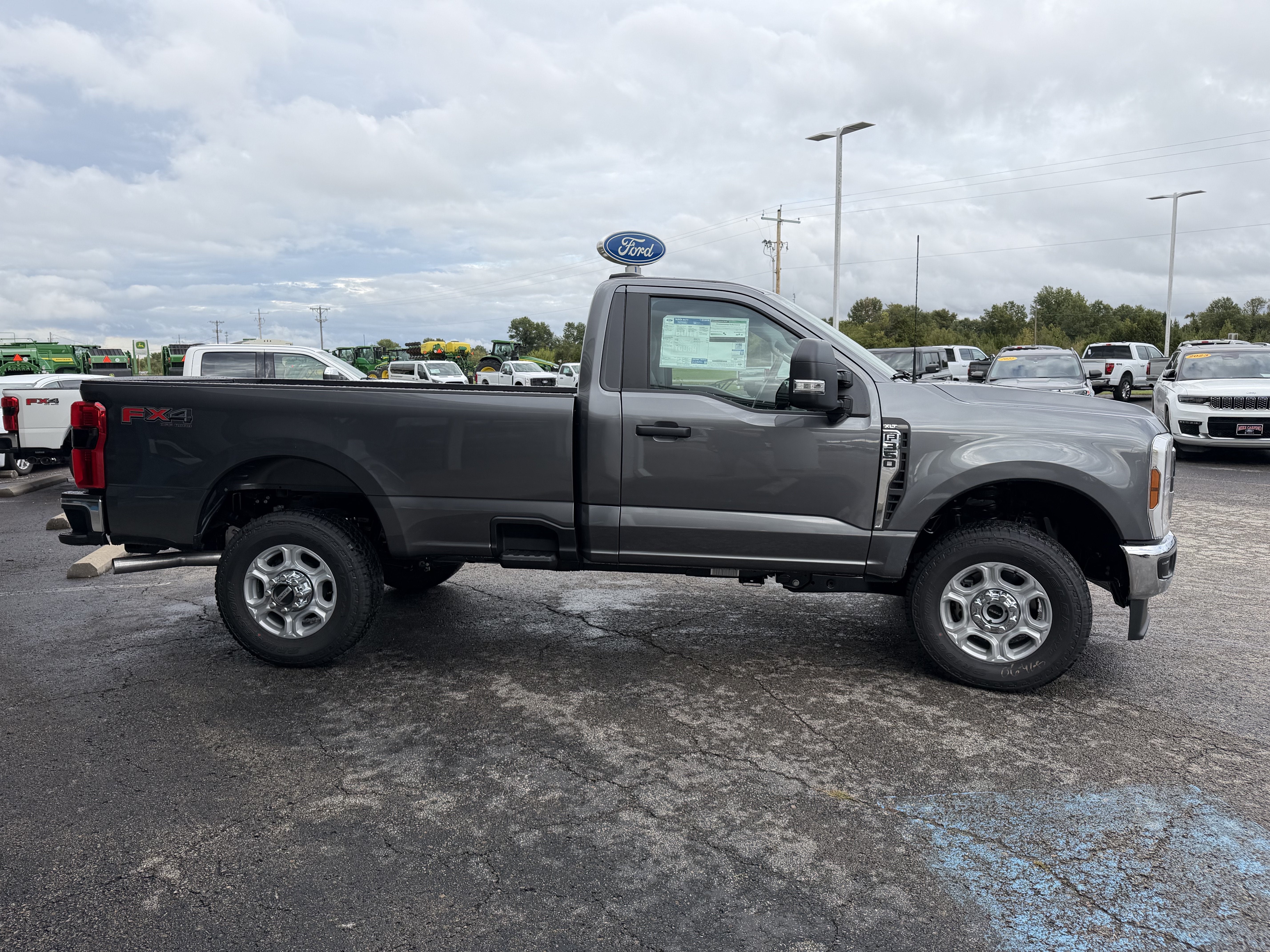 2027 Ford Super Duty F-350 SRW F-350® XLT