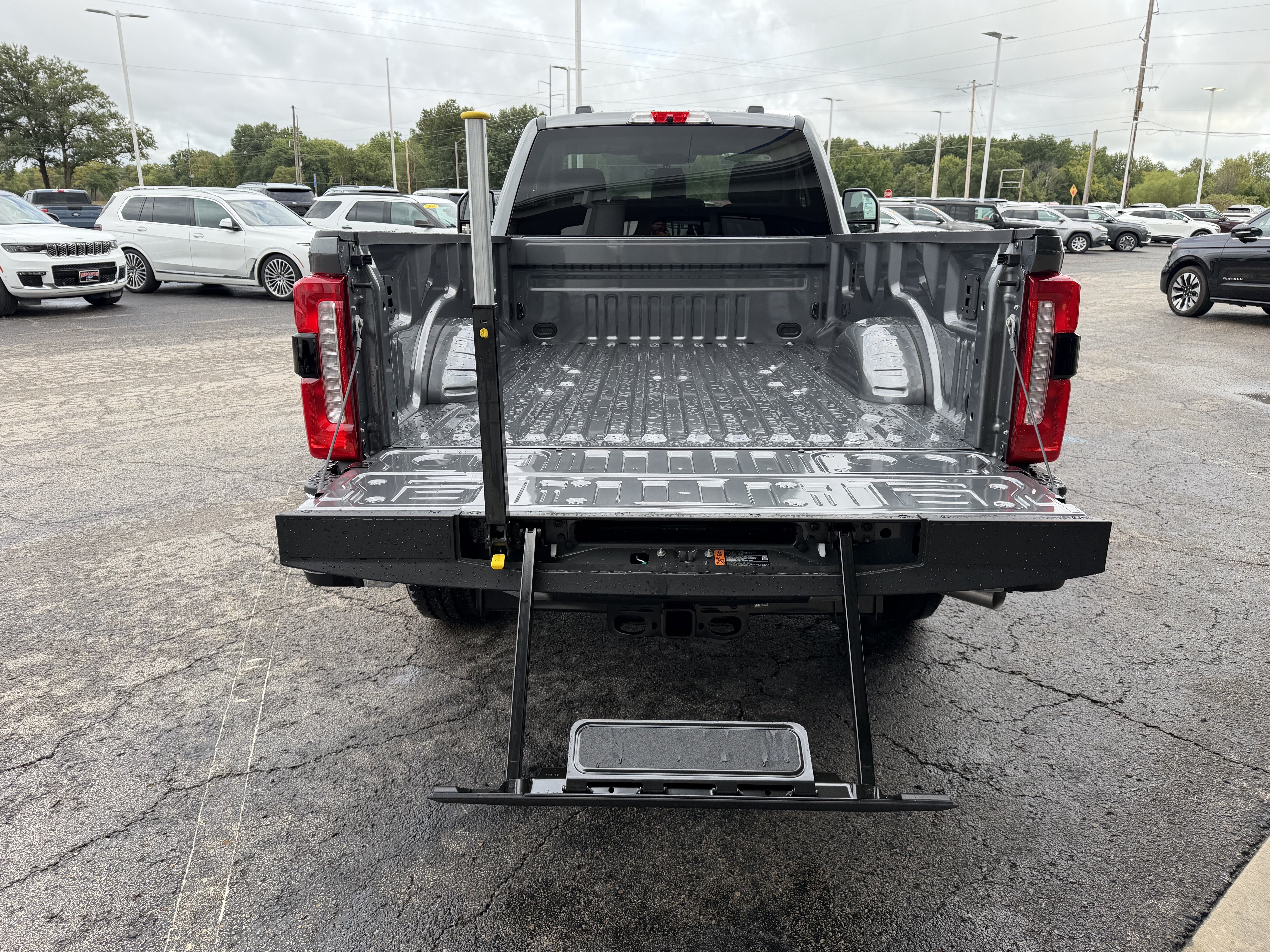 2027 Ford Super Duty F-350 SRW F-350® XLT